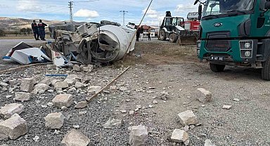 Yozgat'ta devrilen mikser metrelerce sürüklendi