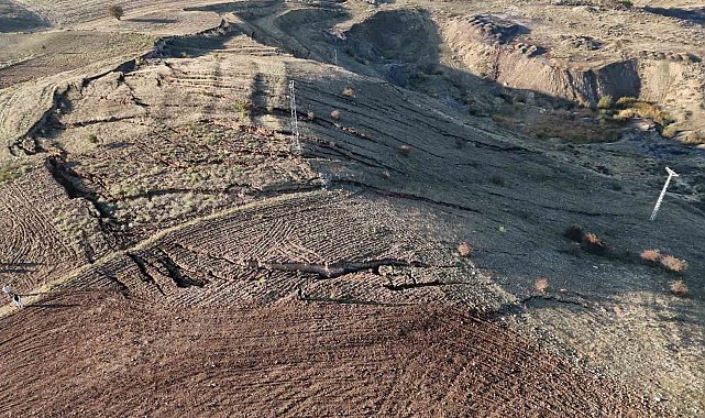 Yozgat'ta korkutan görüntü: Tarlada derin yarıklar ve çökmeler oluştu