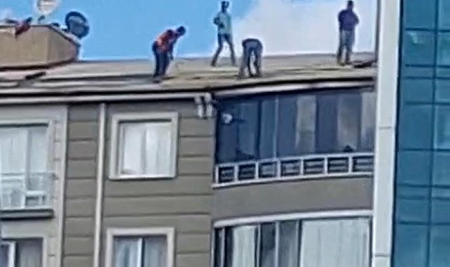 Yozgat'ta tehlikeli mesai: Çatıda emniyetsiz çalışan işçiler görüntülendi