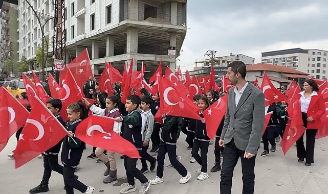 Yüksekova'da 110 metrelik dev bayrakla yürüyüş
