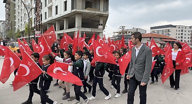 Yüksekova'da 110 metrelik dev bayrakla yürüyüş