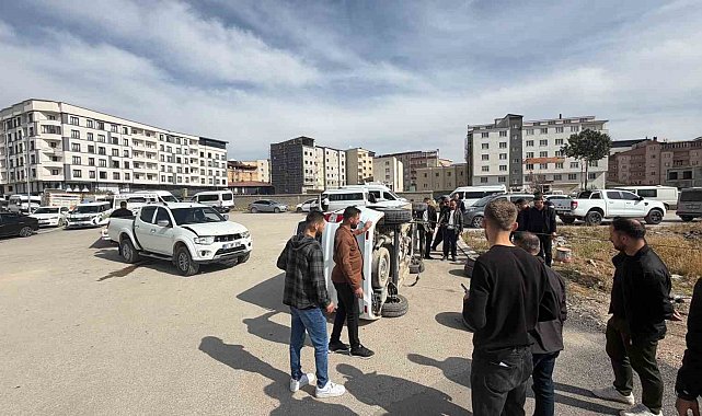 Yüksekova'da kamyonetle hafif ticari araç çarpıştı: 1 yaralı