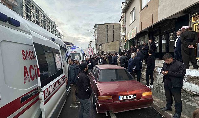 Yüksekova'da sokak ortasında taşlı sopalı kavga: 4 kişi yaralandı