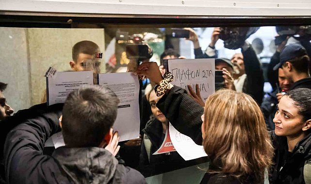 Yunanistan'da öğrenciler eğitime ayrılan ödenek yetersizliğini protesto için sokağa indi