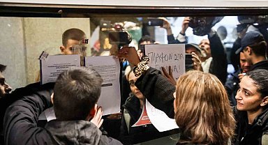 Yunanistan'da öğrenciler eğitime ayrılan ödenek yetersizliğini protesto için sokağa indi