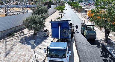 Yunusemre Emlakdere'de 2 kilometrelik yol sıcak asfaltla yenilendi
