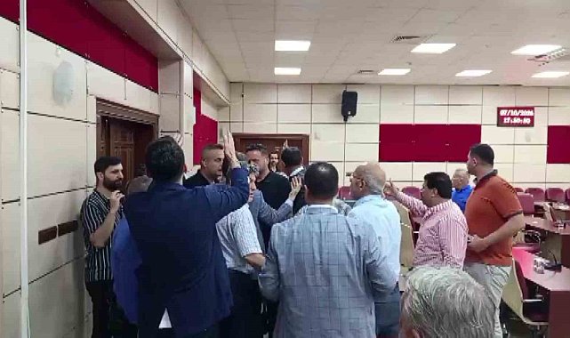 Yüreğir Belediye Meclisi'nde "satılık" tartışması: CHP'li iki meclis üyesi birbirine girdi