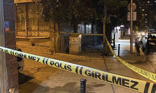 Zeytinburnu'nda iki grup arasındaki silahlı kavgada ev ve iş yerlerine mermi isabet etti