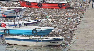 Zonguldak Limanı çöplüğe döndü: Derelerin taşıdığı atıklar deniz yüzeyini kapladı