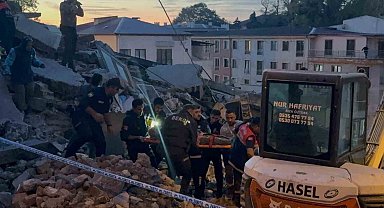Zonguldak'ta 3 katlı bina çöktü: 1 kişi kurtarıldı, enkaz altındaki kişiyi kurtarma çalışmaları sürüyor
