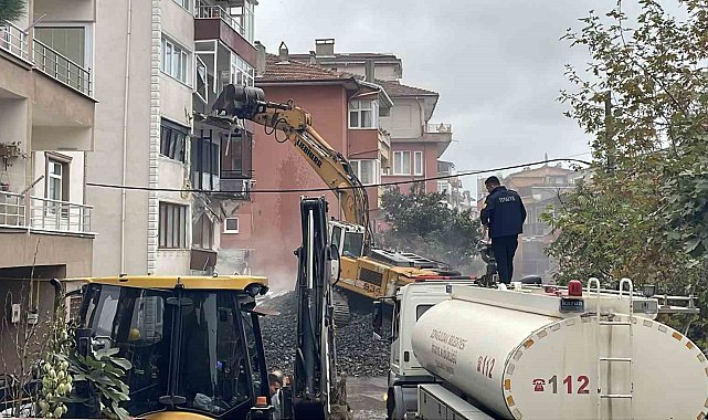 Zonguldak'ta çatlaklar nedeniyle boşaltılan 5 katlı binanın yıkımı başladı