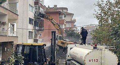 Zonguldak'ta çatlaklar nedeniyle boşaltılan 5 katlı binanın yıkımı başladı