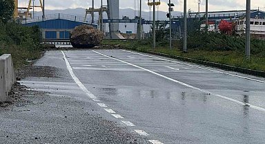 Zonguldak'ta dağdan kopan dev kaya yolu kapattı: Facianın eşiğinden dönüldü