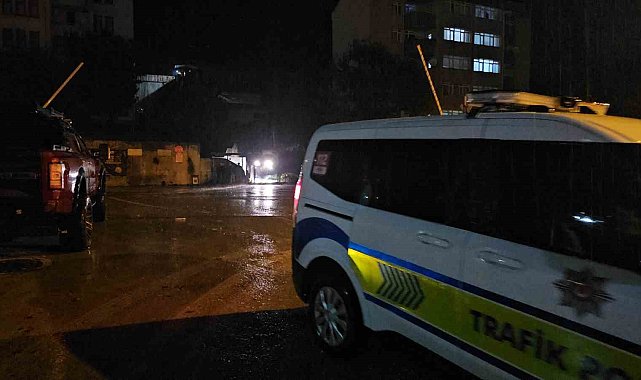 Zonguldak'ta heyelan park halindeki araçlara zarar verdi