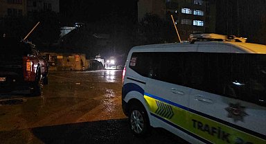 Zonguldak'ta heyelan park halindeki araçlara zarar verdi