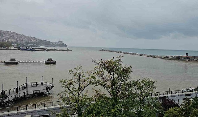 Zonguldak'ta sağanak yağış limanın rengini değiştirdi