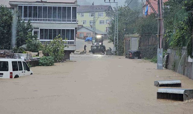 Zonguldak'ta sağanak yolları göle çevirdi: Metrekareye 80 kilogram yağış