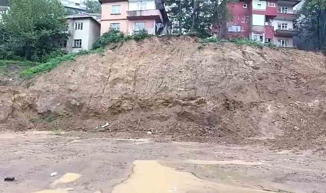Zonguldak'ta yağışın ardından istinat duvarı çöktü